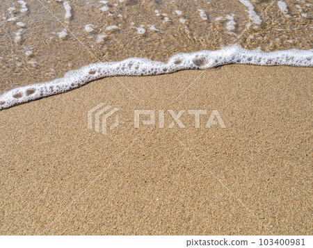 沙灘上的波浪。 沙灘上的波浪。 103400981