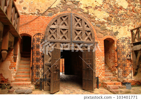 北歐波羅的海國家立陶宛首都維爾紐斯附近城市特拉凱著名的特拉凱城堡的院門 103401771