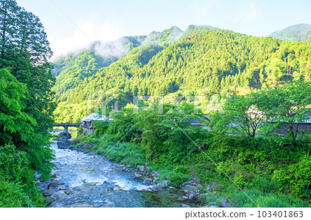 古峰神社第一鳥居附近的 Oashi 河,新鮮的綠色風景,鹿沼市 古峰神社第一鳥居附近的 Oashi 河,新鮮的綠色風景,鹿沼市 103401863
