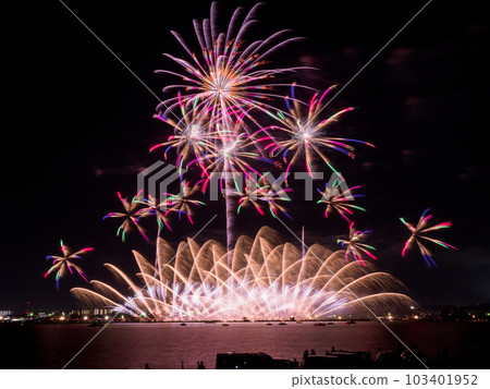 Annual Kuwana Suigo Fireworks Festival in summer 103401952