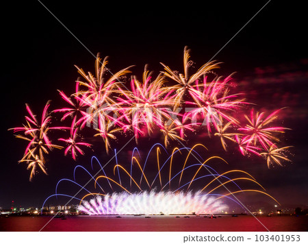 Annual Kuwana Suigo Fireworks Festival in summer 103401953