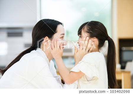 A good parent and child 103402098