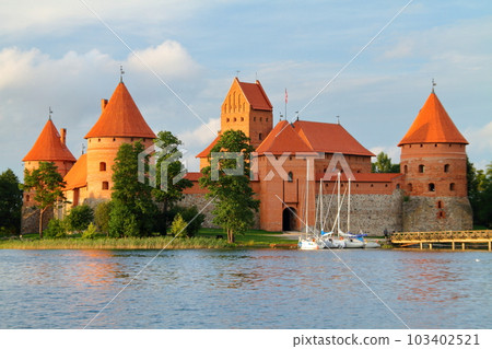 立陶宛，北歐三個波羅的海國家之一，特拉凱城堡，位於首都維爾紐斯市郊。 103402521