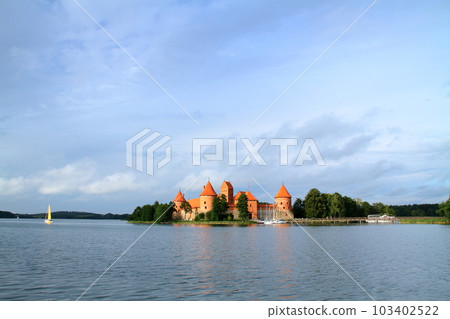立陶宛，北歐三個波羅的海國家之一，特拉凱城堡，位於首都維爾紐斯市郊。 103402522