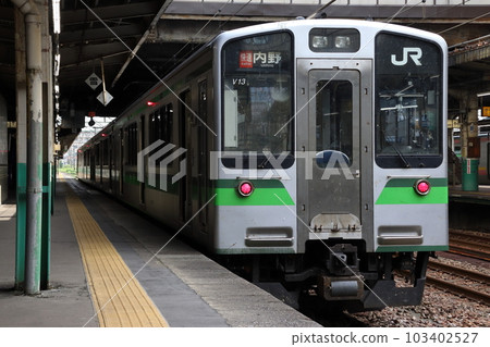 E127 series train stopping at Nagaoka Station (Rapid infield display) 103402527