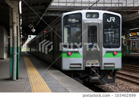 信越本線 E127 系列列車在長岡站停靠 103402899