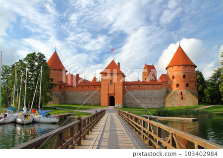 Lithuania, one of the three Baltic countries in Northern Europe, a famous place near Vilnius, the capital Trakai Castle, located at the end of the bridge over Lake Galve Lithuania, one of the three Baltic countries in Northern Europe, a famous place near Vilnius, the capital Trakai Castle, located at the end of the bridge over Lake Galve 103402984