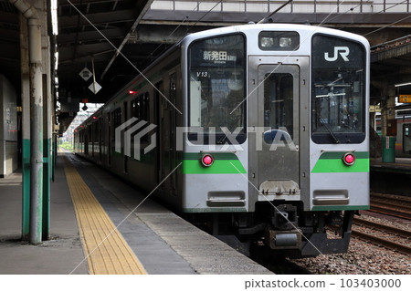 E127 series train stopping at Nagaoka Station (displayed at Shibata via Niigata) 103403000
