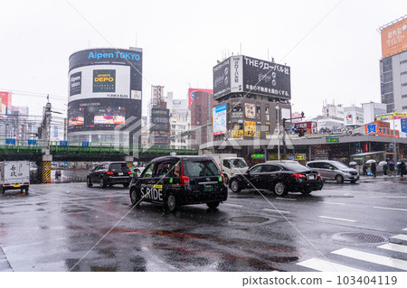 “東京”白雪皚皚的冬季新宿城市風光 “東京”白雪皚皚的冬季新宿城市風光 103404119