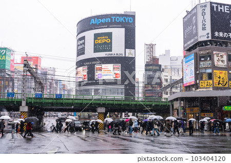 “東京”白雪皚皚的冬季新宿城市風光 “東京”白雪皚皚的冬季新宿城市風光 103404120
