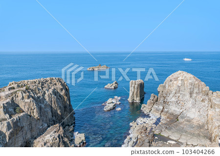 Sakai City, Fukui Prefecture A popular tourist destination with a spectacular view of columnar joints Tojinbo on a sunny day 103404266