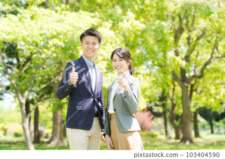 站在新綠中的男女肖像 103404590