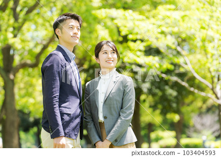 站在新綠中的男女肖像 103404593