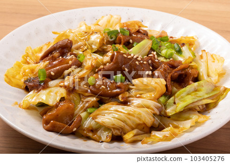 Sweet and spicy stir-fried beef offal and cabbage Sweet and spicy stir-fried beef offal and cabbage 103405276
