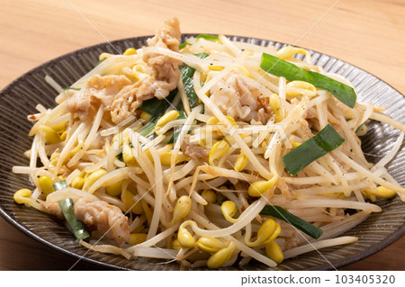 Stir-fried Pork Chives and Bean Sprouts Stir-fried Pork Chives and Bean Sprouts 103405320