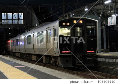 [JR Kyushu] Series 817 at night (Nippo Main Line: Nobeoka Station) 103405550