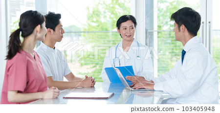 medical team having a meeting 103405948
