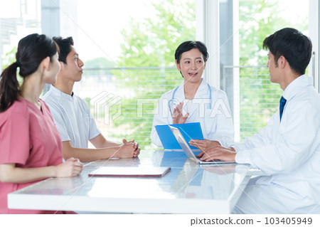 medical team having a meeting 103405949
