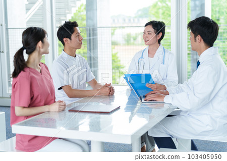 medical team having a meeting 103405950