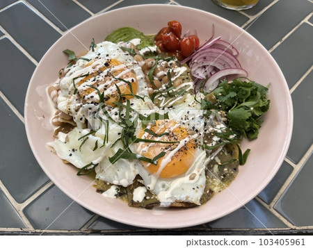 Chilaquiles，一種傳統的墨西哥早餐 103405961
