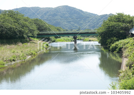 在午後的陽光下閃耀的靜謐河畔景色 伊豆松崎町 在午後的陽光下閃耀的靜謐河畔景色 伊豆松崎町 103405992