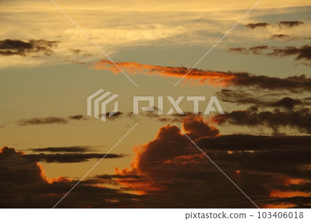 神秘發光的夏日黎明 Sky・Sky main・220730am 神秘發光的夏日黎明 Sky・Sky main・220730am 103406018