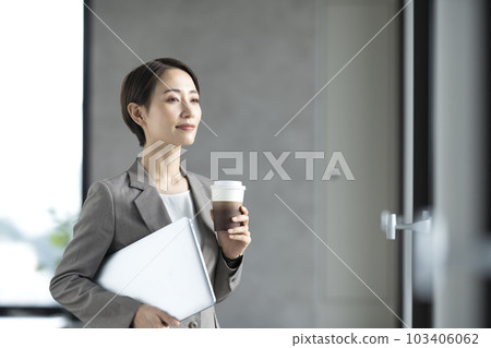 休息的女商人 休息的女商人 103406062