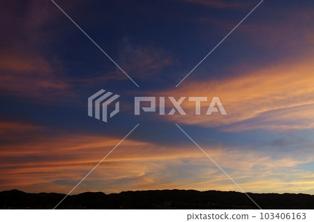 神秘發光的夏日黎明 Sky・Sky main・220730am 神秘發光的夏日黎明 Sky・Sky main・220730am 103406163