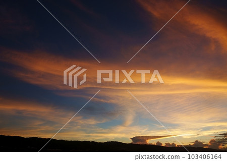 神秘發光的夏日黎明 Sky・Sky main・220730am 103406164