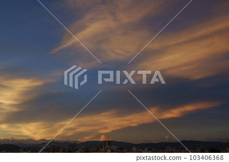 Mysteriously glowing summer dawn Sky・Sky main・220730am Mysteriously glowing summer dawn Sky・Sky main・220730am 103406368