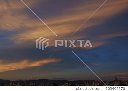 神秘發光的夏日黎明 Sky・Sky main・220730am 103406370