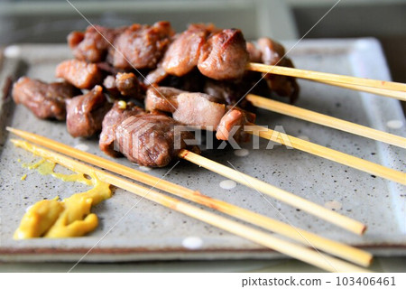 鮮味十足的烤肉串 鮮味十足的烤肉串 103406461