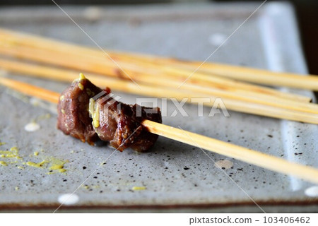 鮮味十足的烤肉串 鮮味十足的烤肉串 103406462