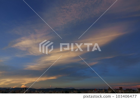 Mysteriously glowing summer dawn Sky・Sky main・220730am 103406477