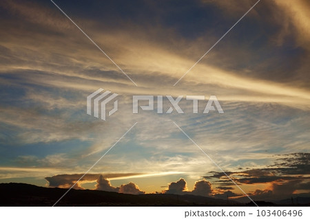 神秘發光的夏日黎明 Sky・Sky main・220730am 神秘發光的夏日黎明 Sky・Sky main・220730am 103406496