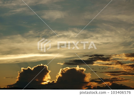 神秘發光的夏日黎明天空/長焦/sky main/220730am 神秘發光的夏日黎明天空/長焦/sky main/220730am 103406576