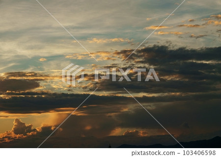 神秘發光的夏日黎明天空/長焦/sky main/220730am 神秘發光的夏日黎明天空/長焦/sky main/220730am 103406598