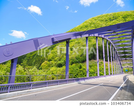 Yunokami Bridge, Shimogo-cho, Minamiaizu-gun, Fukushima Prefecture, an arch bridge over the blue skies of early summer and a mountainous area rich in nature 103406734