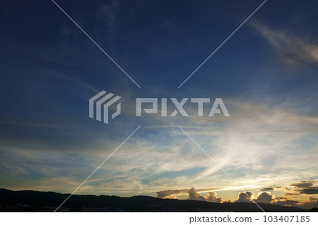 夏日黎明的天空在日出時有各種雲 Sky・Sky main・220730am 夏日黎明的天空在日出時有各種雲 Sky・Sky main・220730am 103407185