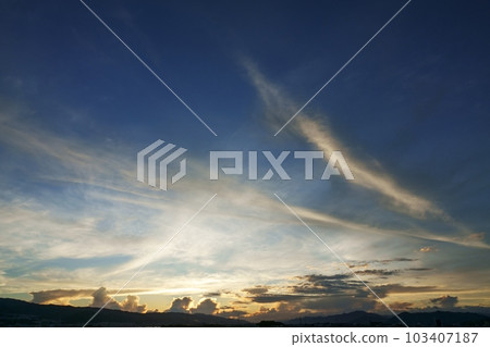夏日黎明的天空在日出時有各種雲 Sky・Sky main・220730am 夏日黎明的天空在日出時有各種雲 Sky・Sky main・220730am 103407187