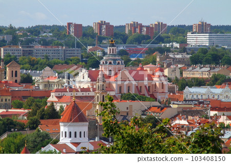 立陶宛首都維爾紐斯歷史街區,北歐波羅的海三國的世界文化遺產,從三十字山上看到的老城區 立陶宛首都維爾紐斯歷史街區,北歐波羅的海三國的世界文化遺產,從三十字山上看到的老城區 103408150