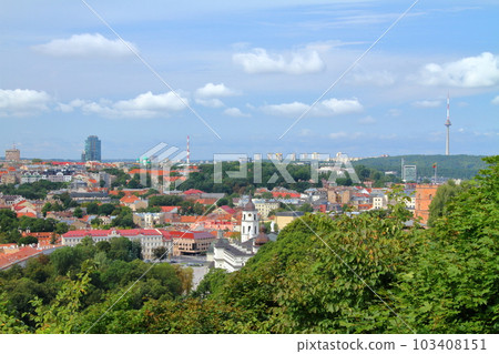 立陶宛首都維爾紐斯歷史街區，北歐波羅的海三國的世界文化遺產，從三十字山上看到的老城區 103408151