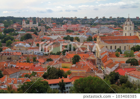 立陶宛首都維爾紐斯歷史街區,北歐波羅的海三國的世界文化遺產,從格季米納斯塔看老城區 立陶宛首都維爾紐斯歷史街區,北歐波羅的海三國的世界文化遺產,從格季米納斯塔看老城區 103408385