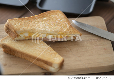雞蛋火腿熱三明治 雞蛋火腿熱三明治 103408629