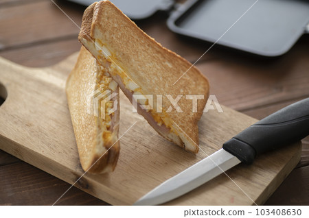雞蛋火腿熱三明治 雞蛋火腿熱三明治 103408630