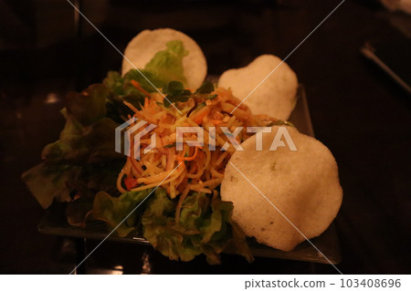 Vietnamese papaya salad 103408696