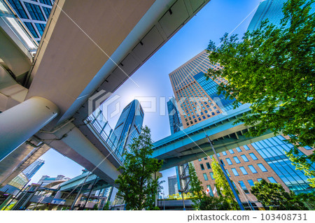 日本的東京城市景觀 像夏天一樣開朗......交叉甲板......俯瞰汐留站和汐留商業區 日本的東京城市景觀 像夏天一樣開朗......交叉甲板......俯瞰汐留站和汐留商業區 103408731