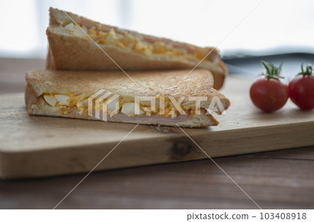 火腿雞蛋熱三明治 103408918