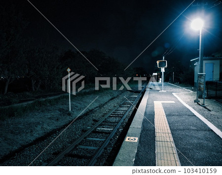 Late-night unmanned station platform, Aizumisato Town, Onuma-gun, Fukushima Prefecture Aizutakada Station 103410159