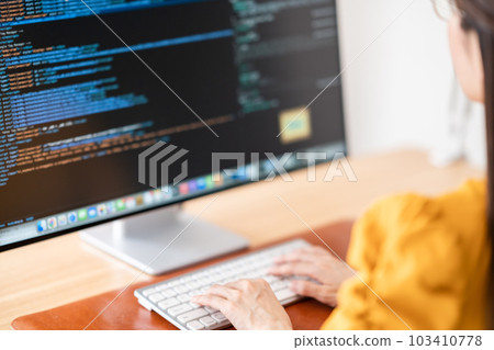 確認編程的女性 IT 工程師，不露面 103410778